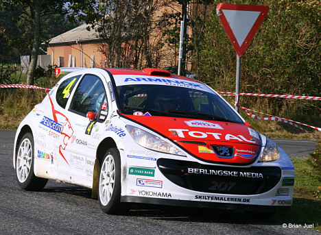 Karl-Åge Jensen og Freddy Pedersen har et forspring på otte point inden lørdagens finale i kampen om Danmarksmesterskabet i rally.